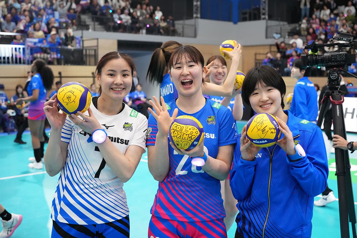 選手からのサインボール投げ